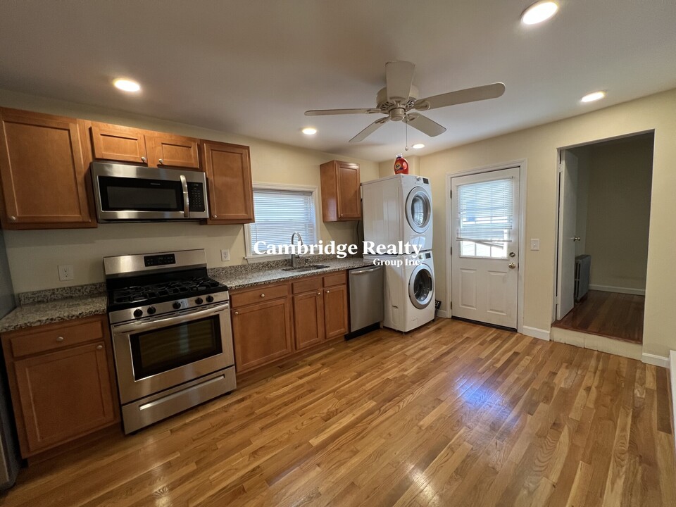 215 Cedar St, Unit 2R in Somerville, MA - Building Photo