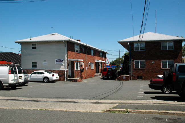 21 Pasadena Ave in Lodi, NJ - Foto de edificio - Building Photo