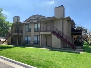 1007 Spring Loop, Unit D in College Station, TX - Foto de edificio - Building Photo