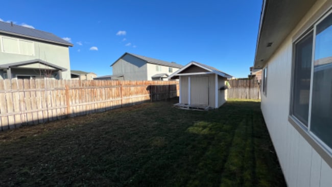 421 E St NE in Quincy, WA - Foto de edificio - Building Photo