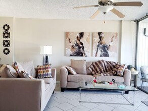 120 Royal Pk Dr in Oakland Park, FL - Building Photo - Building Photo