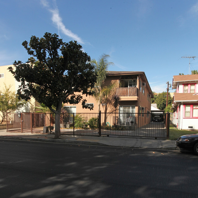 6635 De Longpre Ave