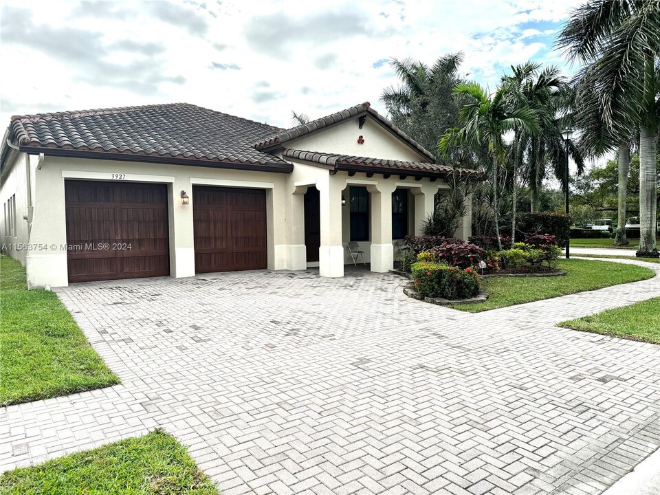 3927 NW 84th Way in Pembroke Pines, FL - Building Photo