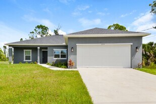 6136 McKinley Terrace in Englewood, FL - Building Photo