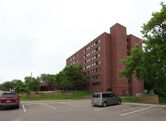 Menorah Plaza Apartments in St. Louis Park, MN - Building Photo - Building Photo