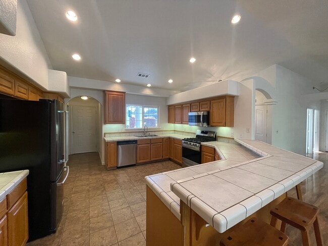 2415 Sutter Rd in Mckinleyville, CA - Foto de edificio - Building Photo