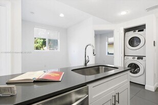 541 NW 33rd St, Unit 2 in Miami, FL - Building Photo