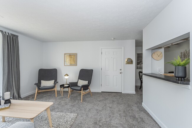 Hilltop Apartments in Cincinnati, OH - Building Photo - Interior Photo
