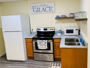 2337 Ashmel Ct SW, Unit Ashmel Inn Apartment in Atlanta, GA - Building Photo - Building Photo