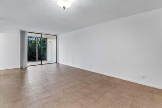 210 Lake Pointe Dr in Oakland Park, FL - Building Photo - Building Photo
