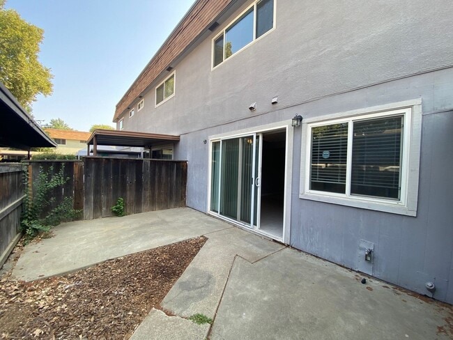 8879 Salmon Falls Dr in Sacramento, CA - Building Photo - Building Photo
