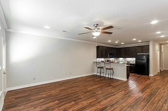 295 Woodland Hills Dr, Unit B in Conroe, TX - Foto de edificio - Building Photo