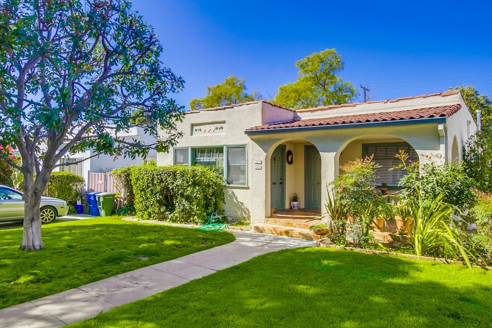 1021 Havenhurst Dr in Los Angeles, CA - Building Photo