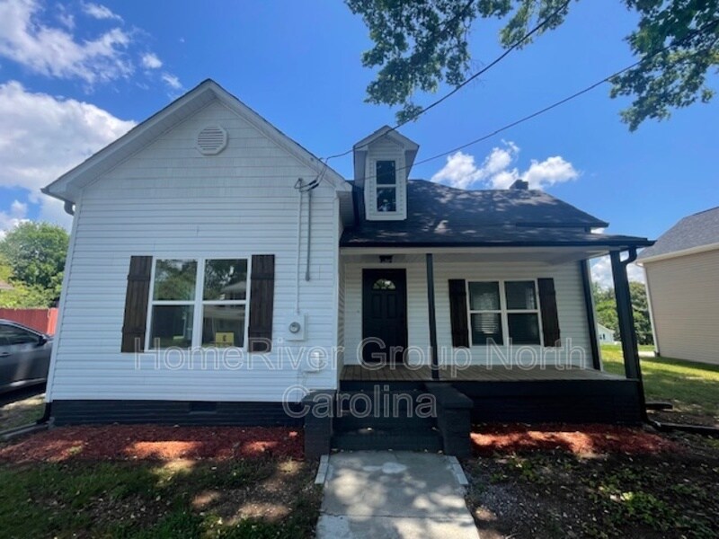 209 N Davis Ave in Newton, NC - Building Photo