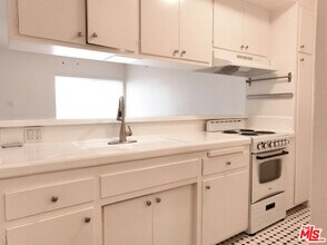 3376 Descanso Dr in Los Angeles, CA - Building Photo - Building Photo