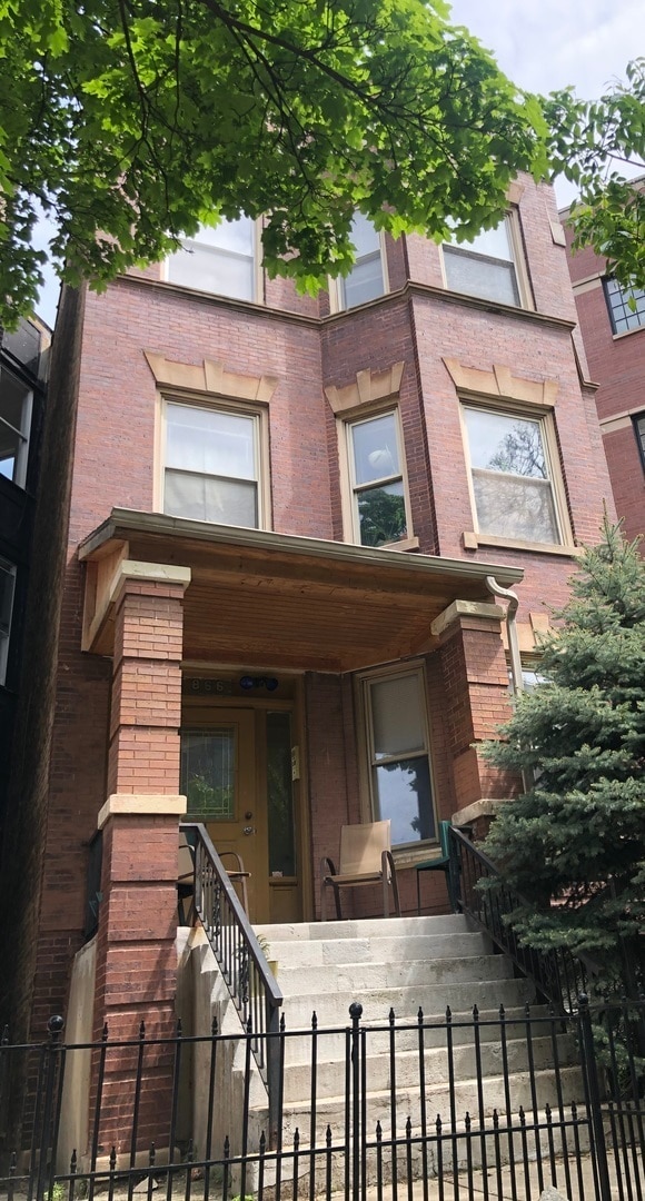 property at 866 W Buckingham Pl