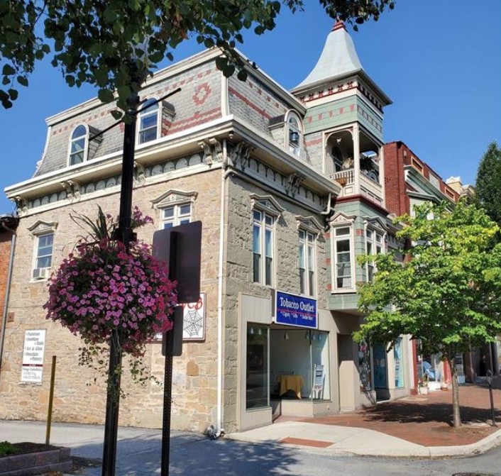 22 W Main St in Waynesboro, PA - Building Photo