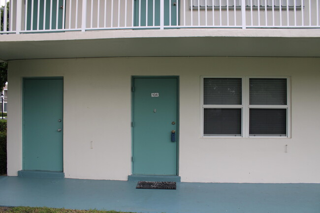 340 Horizon W in Boynton Beach, FL - Building Photo - Building Photo