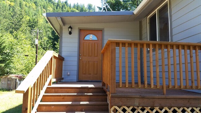 47534 Dement Creek Rd in Broadbent, OR - Building Photo - Building Photo