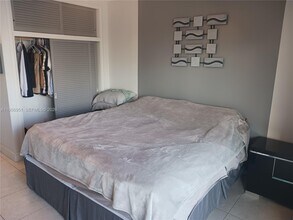 400 Golden Isles Dr in Hallandale Beach, FL - Building Photo - Building Photo