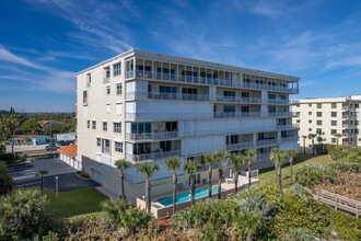 OCEAN OASIS in Cocoa Beach, FL - Foto de edificio - Building Photo