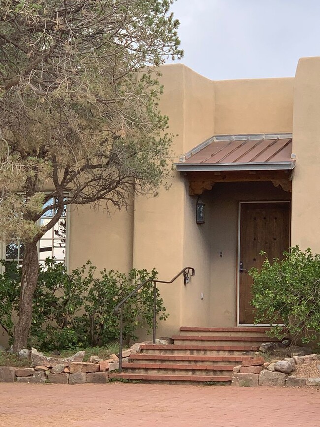 990 Camino San Acacio in Santa Fe, NM - Building Photo - Building Photo