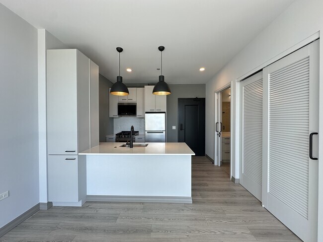 2155 N Elston Ave in Chicago, IL - Building Photo - Building Photo