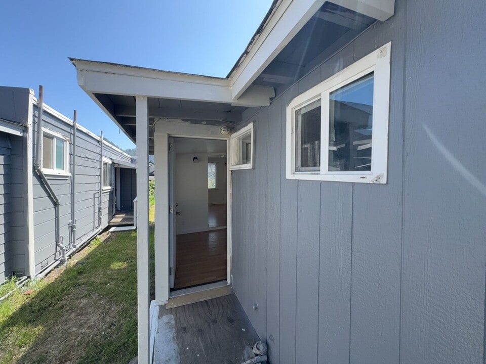 520-528 Wildwood Ave in Rio Dell, CA - Building Photo