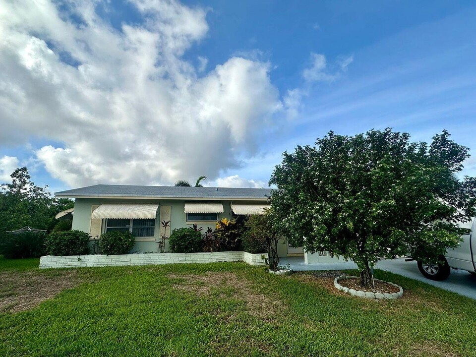 4106 NW 47th St in Tamarac, FL - Foto de edificio