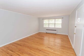 16 Vera St, Unit 2 in West Hartford, CT - Foto de edificio - Building Photo