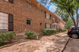 818 University Ave in Huntsville, TX - Foto de edificio - Building Photo