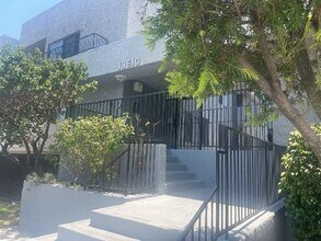 13610 Vanowen St in Van Nuys, CA - Building Photo - Building Photo