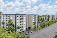 El Tesoro Apartments in Hialeah, FL - Building Photo - Building Photo