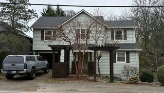 243 S Palatine Hill Rd in Portland, OR - Building Photo