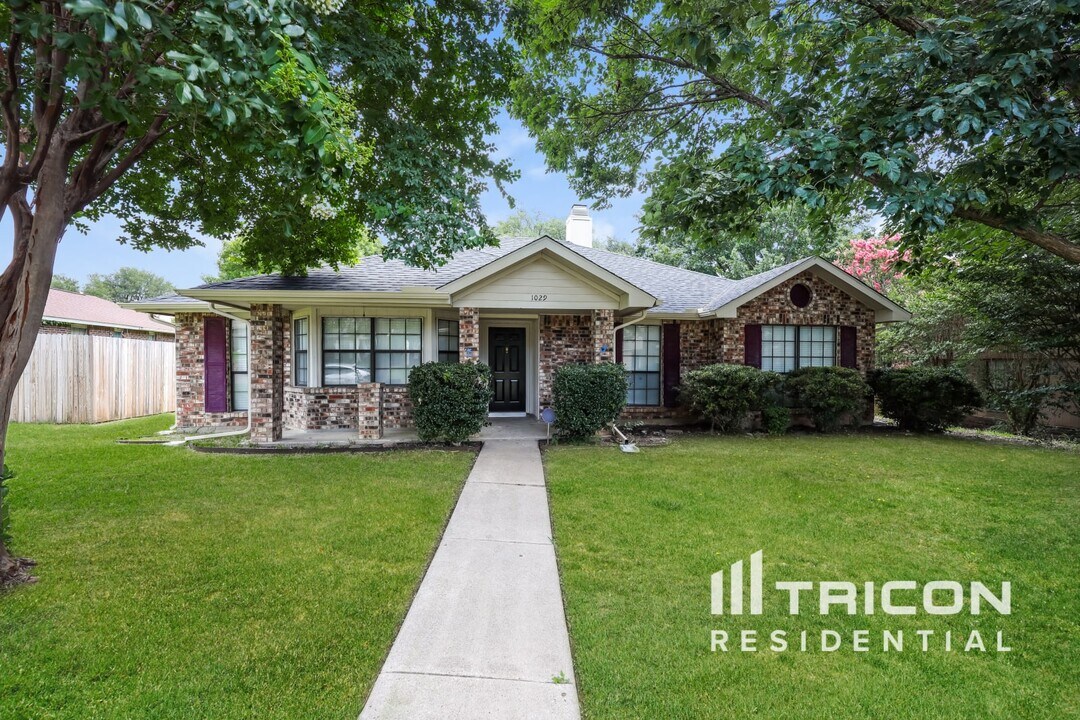 1029 Twin Falls Dr in Desoto, TX - Building Photo