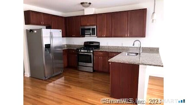 407 Copper Square Dr in Bethel, CT - Building Photo - Building Photo