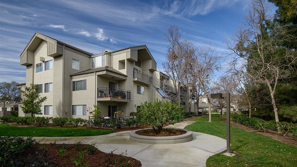 Creekside Village in Fremont, CA - Building Photo