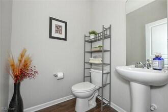 81 Garnett Cir in Copley, OH - Foto de edificio - Building Photo