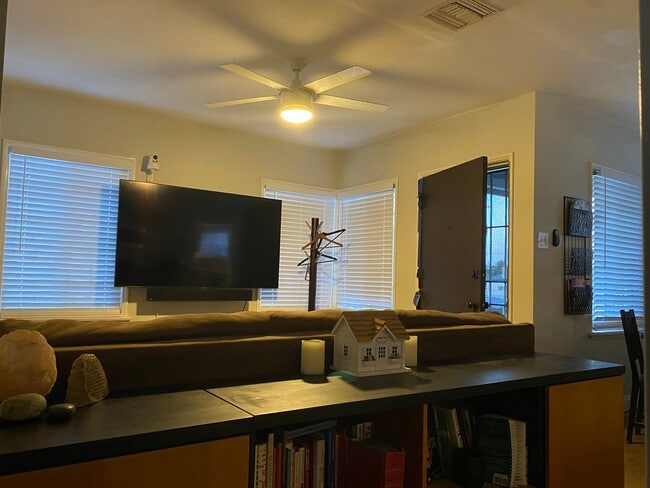 636 E 121st Pl, Unit 2 in Los Angeles, CA - Building Photo - Building Photo