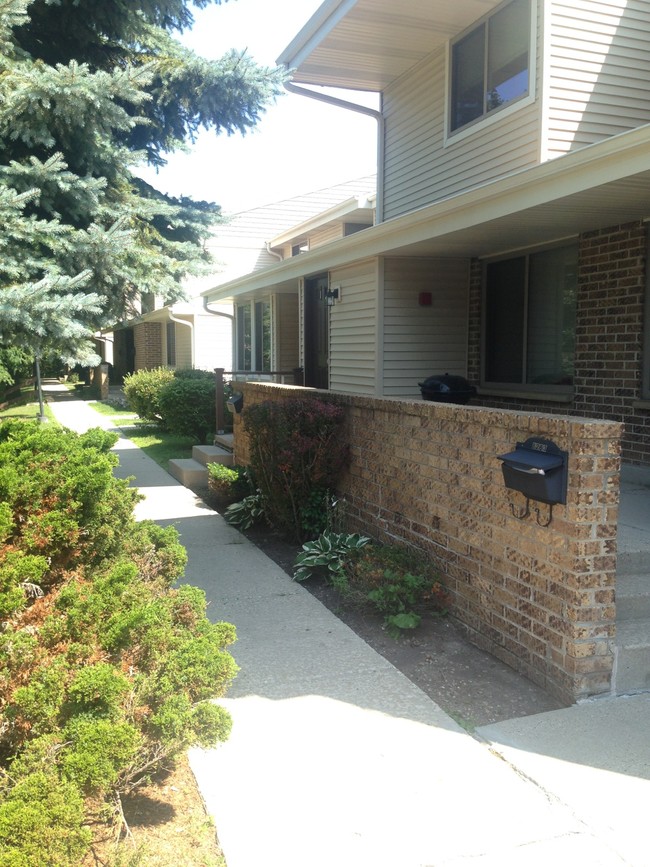 Stratford Village in Brown Deer, WI - Foto de edificio - Building Photo