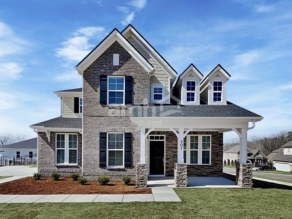 201 Marin Dr in Hendersonville, TN - Building Photo
