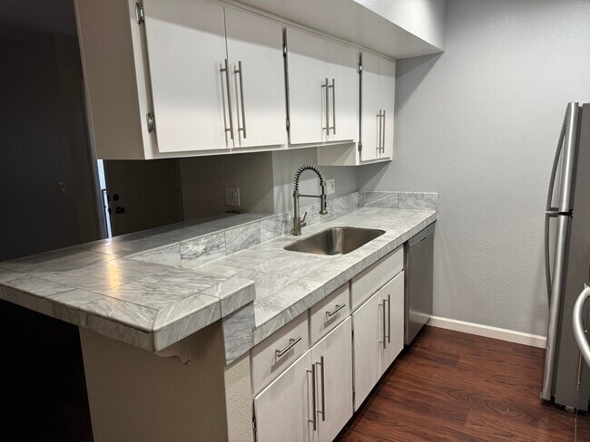 4444 E Paradise Village Pky N, Unit 206 in Phoenix, AZ - Building Photo - Building Photo