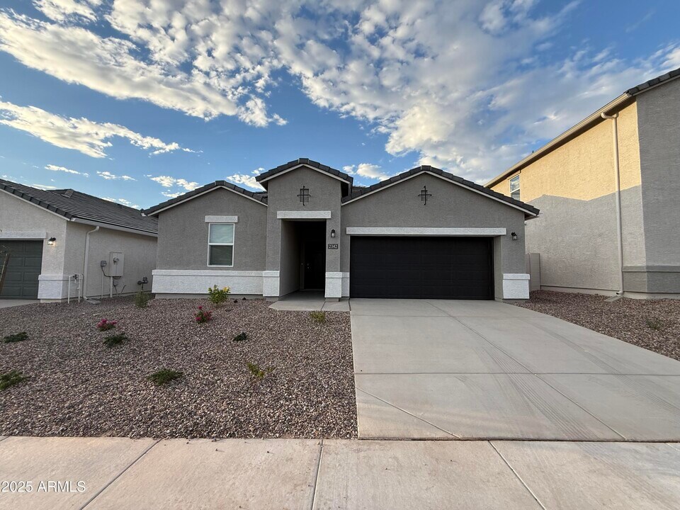 2342 W Sheridan Ave in Apache Junction, AZ - Building Photo