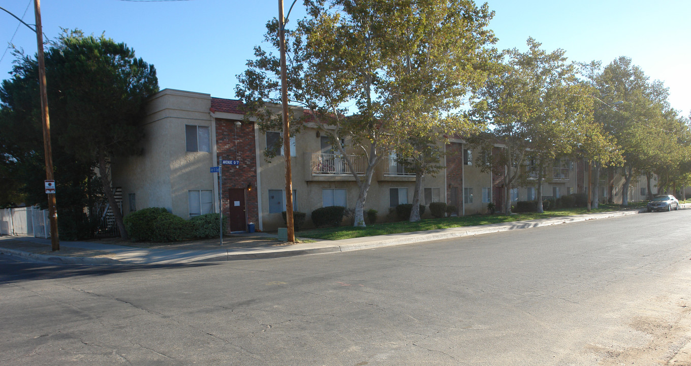 Sol y Cielo Apartments in Palmdale, CA - Building Photo