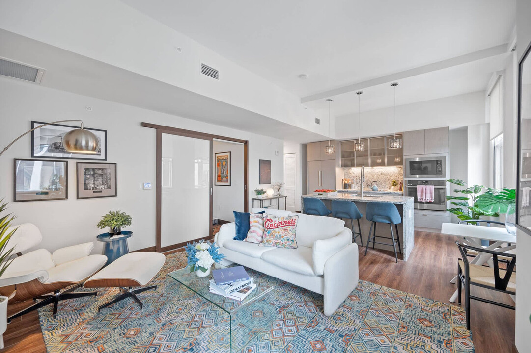 1 W 4th St in Cincinnati, OH - Building Photo