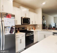 2065 Hinshaw Dr in Odenton, MD - Foto de edificio - Building Photo