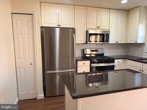 46879 Trumpet Cir in Sterling, VA - Foto de edificio - Building Photo
