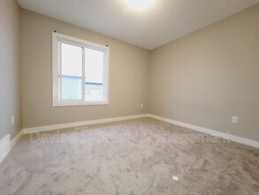 446 Allard Blvd SW in Edmonton, AB - Building Photo - Building Photo