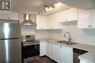 364 Kirby Crescent in Newmarket, ON - Building Photo - Building Photo