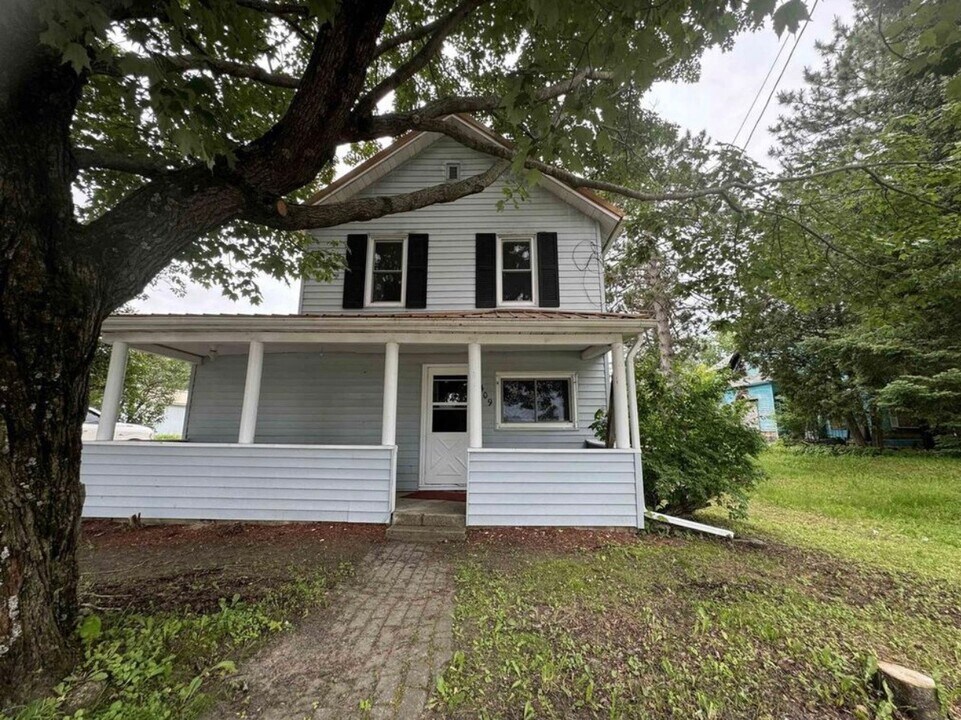409 Cedar St in Tigerton, WI - Building Photo